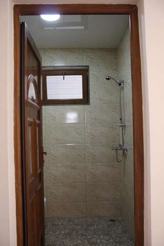 Гостевой дом MRIYA Кобулети Двухместный номер с 2 отдельными кроватями и собственной ванной комнатой-1